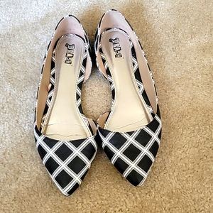 Black  & white square print flats